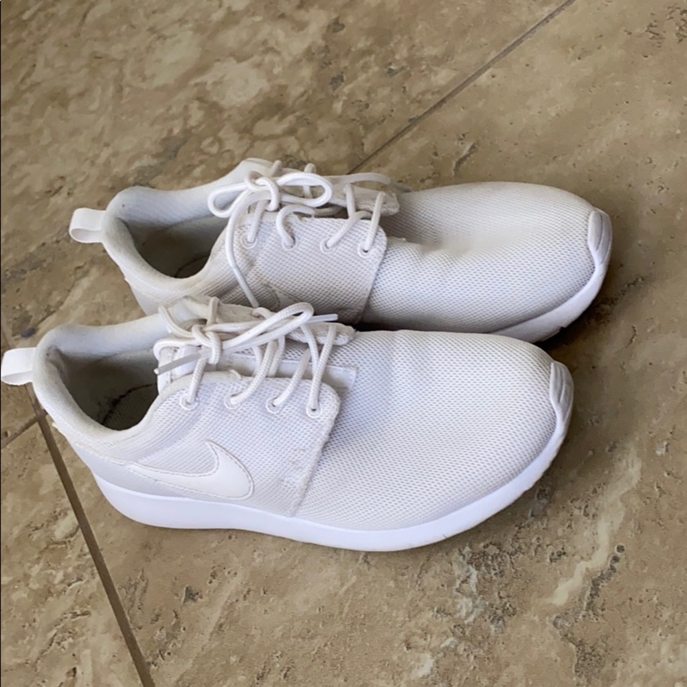 White nike tennis shoes
